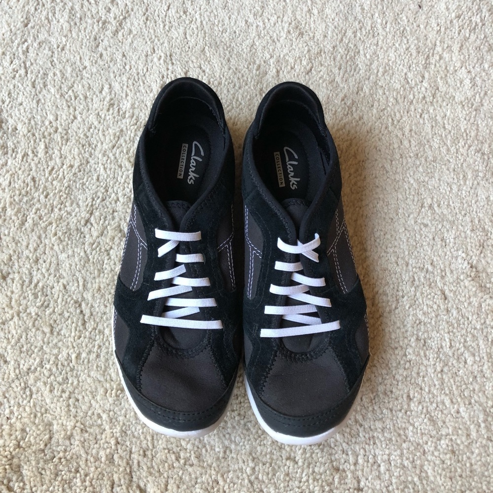 Clarks slip-on no lace tennis shoe in EUC.